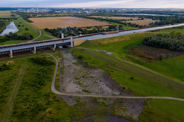 Deutschland, Sachsen-Anhalt, Magdeburg, Wasserstraßenkreuz, Mittellandkanal führt in einer...