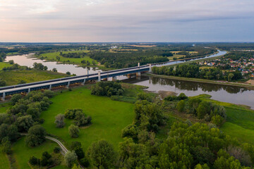 Deutschland, Sachsen-Anhalt, Magdeburg, Wasserstraßenkreuz, Mittellandkanal führt in einer...