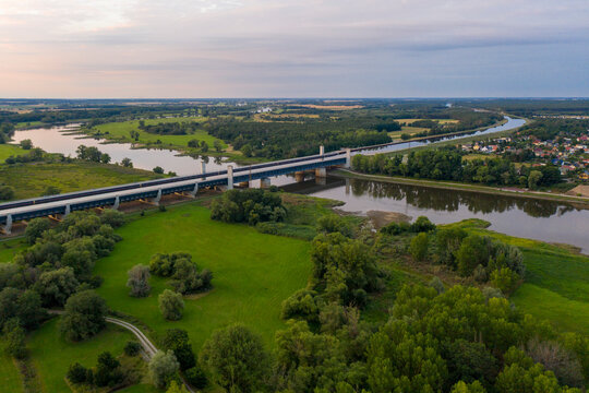 Deutschland, Sachsen-Anhalt, Magdeburg, Wasserstra&szlig;enkreuz, Mittellandkanal f&uuml;hrt in einer Trogbr&uuml;cke &uuml;ber die Elbe, mit 918 Meter die gr&ouml;&szlig;te Kanalbr&uuml;cke Europas.