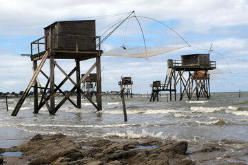Fototapeta na wymiar Cabanes de pêche au carrelet à Tharon-Plage