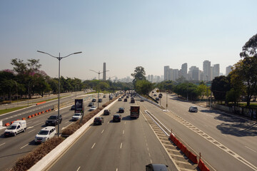 Obraz premium traffic jam on large avenue in Sao Paulo city, cityscape