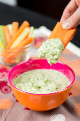 Pasto salutare con carote e hummus 