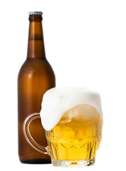 Birra sul sfondo bianco