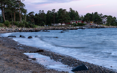 Widok na Oslofjord z plaży w okolicy miejscowości Larkollen w Norwegii