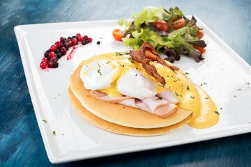 Colazione Americano Pancakes uova in camicia e bacon