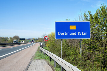 Entfernungsschild auf B1, Dortmund 15 km