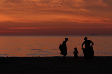 Fototapeta na wymiar silhouette of a couple on the beach