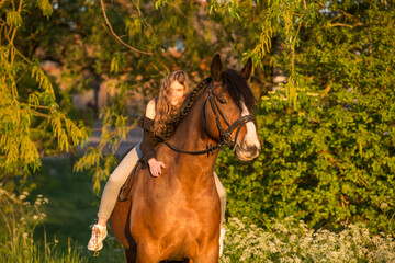 Mädchen mit Pferd in der Abendsonne
