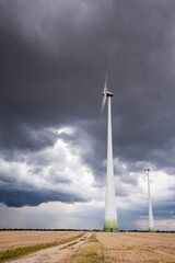 Windpark im Sturm. Windkraftanlage in Sturmfront mit dunklen wolken. Wind farm in the storm. Wind turbine in storm front with dark clouds.