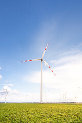 Windenergie mit Windr&auml;dern. Windpark, erneuerbare Energie. Wind energy with wind turbines. Renewable energy.