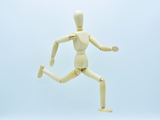 Maniquí articulado de madera corriendo , aislado