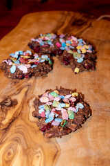 Obraz na płótnie Canvas Haferflocken Brownie Kekse, mit Früchten und bunten Flakes