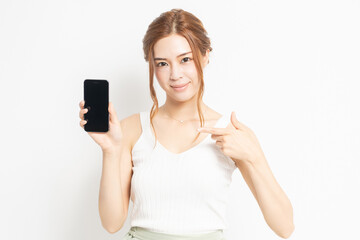 スマホを操作する若い女性