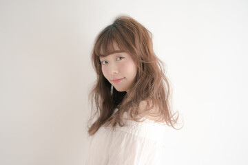 春 夏 ロングヘア ウェーブヘア 女性 横顔