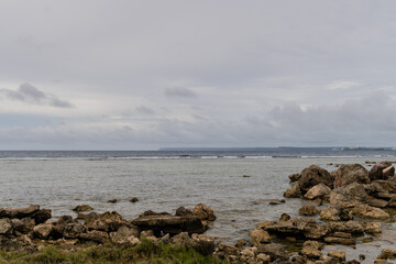 Fototapeta na wymiar Seascape of rocky shoreline on a cloudy day