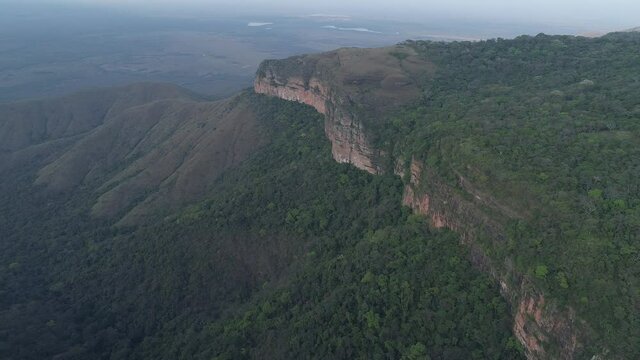 view from the top of Chapada dos Guimar&atilde;es, Mato Grosso, BR