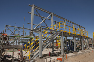 Galpon metalico construccion trabajadores  postes  de electricidad galvanizado estructura metalica...