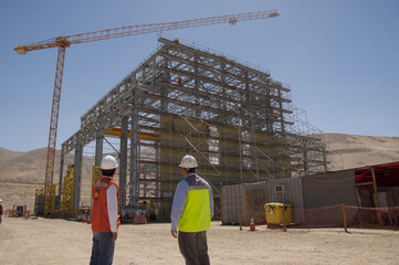 Galpon metalico construccion trabajadores  postes  de electricidad galvanizado estructura metalica industria mineria