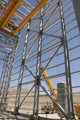 Galpon metalico construccion trabajadores  postes  de electricidad galvanizado estructura metalica industria mineria