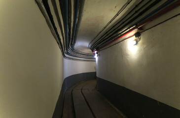 Couloir souterrain d'abri militaire