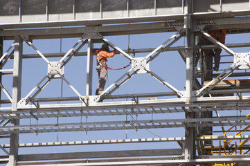 Galpon metalico construccion trabajadores  postes  de electricidad galvanizado estructura metalica...