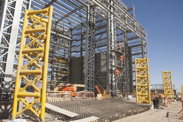 Galpon metalico construccion trabajadores  postes  de electricidad galvanizado estructura metalica...