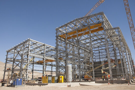 Galpon metalico construccion trabajadores  postes  de electricidad galvanizado estructura metalica industria mineria