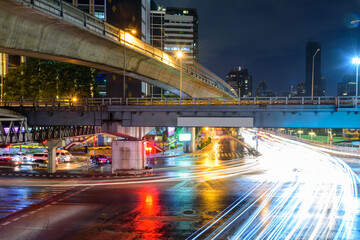 Fototapeta na wymiar blur light traffic at junction / blurry traffic light in the city 