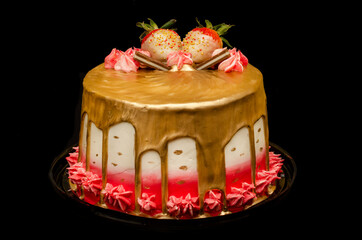Pastel de chocolate decorado con fresas.