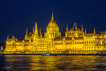 Fototapeta premium The Hungarian Parliament illuminated at night