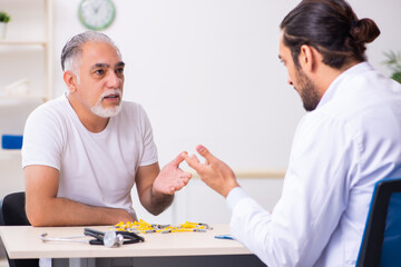 Patient suffering from diabetes visiting doctor