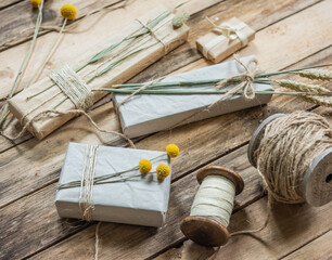 Geschenke nachhaltig und natürlich verpacken, mit Naturmaterialien und Blüten der Craspedia