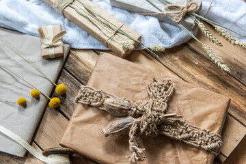 Geschenke nachhaltig und natürlich verpacken, mit Naturmaterialien und getrockneten Blüten der...