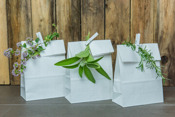 Geschenktüten im Karton natürlich verpackt, umweltbewußte und nachhaltige Verpackung für Geschenke mit Kräutern und Blüten