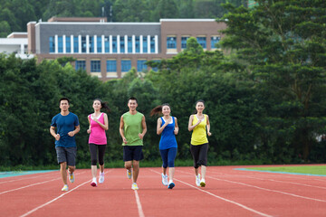 Obraz premium Group of friends running together outdoors