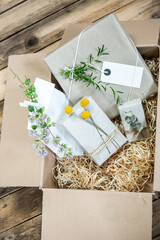 Geschenktüten im Karton natürlich verpackt, umweltbewußte und nachhaltige Verpackung für...