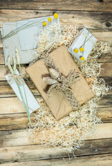 Geschenke nachhaltig und natürlich verpacken, mit Naturmaterialien und getrockneten Blüten der...