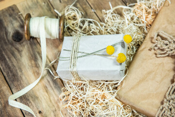 Geschenke nachhaltig und natürlich verpacken, mit Naturmaterialien und getrockneten Blüten der...