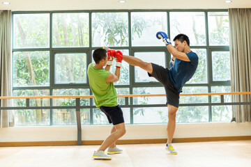 Obraz premium Young men boxing in the gym