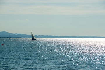 Naklejka premium Spiegelungen auf dem Bodensee mit Segelboot