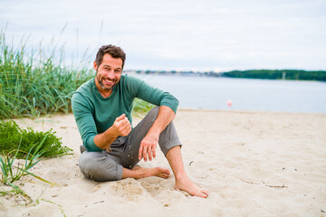 Lässiger Typ am Strand