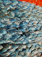 hilos azules cosidos a mano