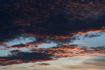 Red clouds when Phra Athit falls