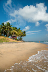 cabane de pêcheurs traditionnelle entouré de palmier sur une plage naturel du sud de l'île de Ceylan, Sri Lanka