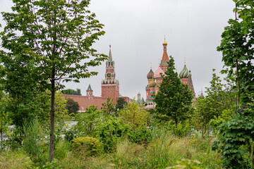 Fototapeta na wymiar view of the Moscow Kremlin from Zaryadye park in summer Moscow 2020