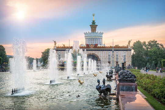Вднх Изображения: просматривайте стоковые фотографии, векторные ...
