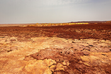 エチオピア・ダナキル砂漠ツアーで、ダロール火山へと向かう途中で見た赤茶色の台地
