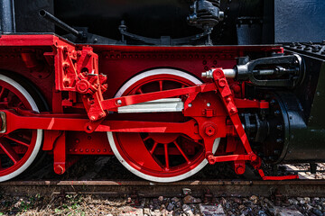 Rote Speichenräder einer Lokomotive