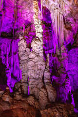 Formation géante de stalagmites