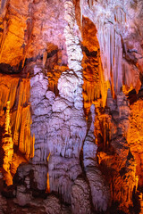 Formation géante de stalagmites (2)